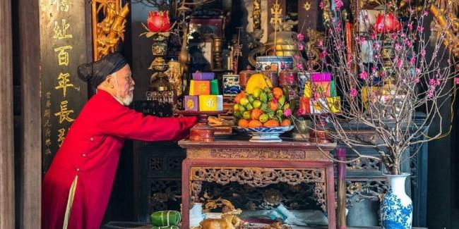 Bàn ăn đầy ắp món ngon truyền thống ngày Tết, đặc biệt có món bánh hỏi, thể hiện sự sum vầy, sung túc